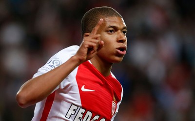 BBV电竞-凯拉赛后与球迷合影签名